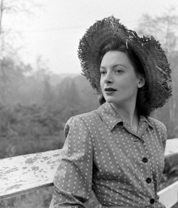 deborah_kerr_in_a_straw_hat