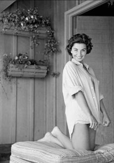 jean_simmons_barefooted