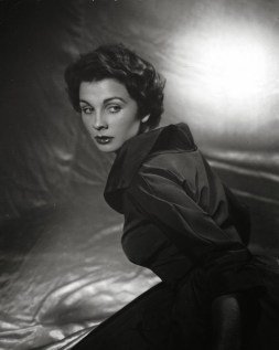 jean_simmons_dark_dress_and_lipstick