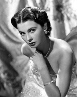 jean_simmons_fingering_her_necklace