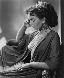 jean_simmons_glancing_down_demurely