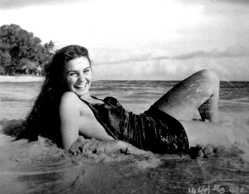 jean_simmons_in_a_bathing_suit_on_beach