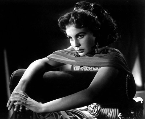 jean_simmons_posing_over_cushion