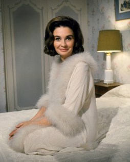jean_simmons_smiling_in_dressing_gown