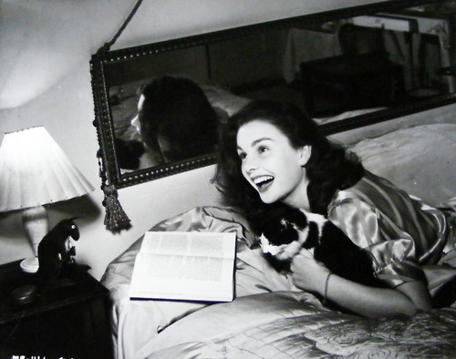 jean_simmons_with_her_pussy_on_bed