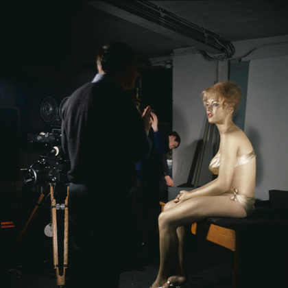 goldfinger_margaret_nolan_between_takes_filming_the_title_sequence