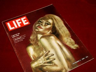 goldfinger_shirley_eaton_on_the_cover_of_life_magazine_november_6_1964_2