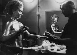 shirley_eaton_being_painted_gold_for_goldfinger_2