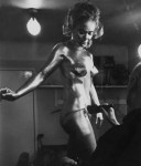 shirley_eaton_being_painted_gold_for_goldfinger_3