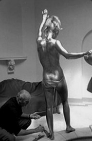 shirley_eaton_being_painted_gold_for_goldfinger_5