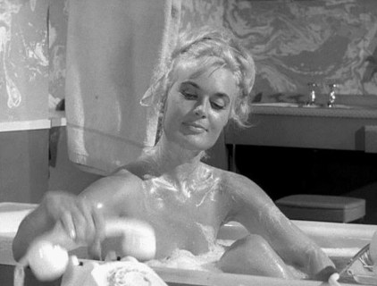 shirley_eaton_in_the_bath