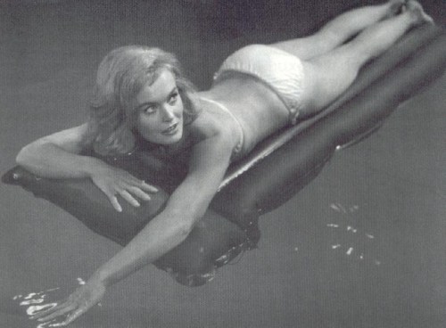 shirley_eaton_lying_on_a_lilo_in_swimming_pool