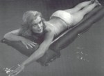 shirley_eaton_lying_on_a_lilo_in_swimming_pool