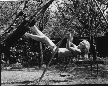 shirley_eaton_on_a_swing