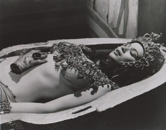 valerie_leon_blood_from_the_mummy's_tomb_lying_in_coffin