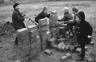 berlin_wall_1962_children_play_at_building_their_own_wall