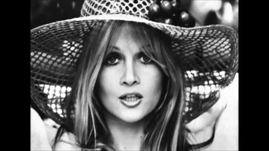 anouska_hempel_in_a_straw_hat