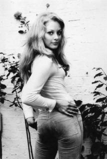 jenny_hanley_in_tight_jeans