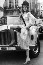 joanna_lumley_the_new_avengers_publicity_shot_3