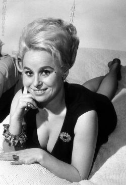 barbara_windsor_black_dress_2