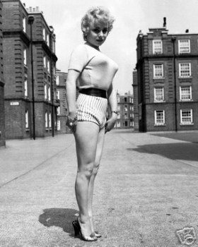 barbara_windsor_posing_on_the_street