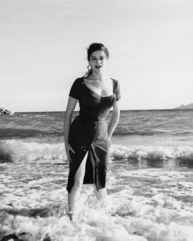 luciana_paluzzi_posing_in_the_surf