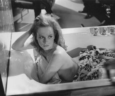 luciana_paluzzi_thunderball_getting_out_of_bath_3