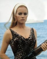 luciana_paluzzi_thunderball_wearing_headband_with_shotgun