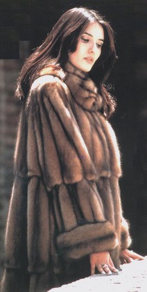 monica_bellucci_fur_coat_2