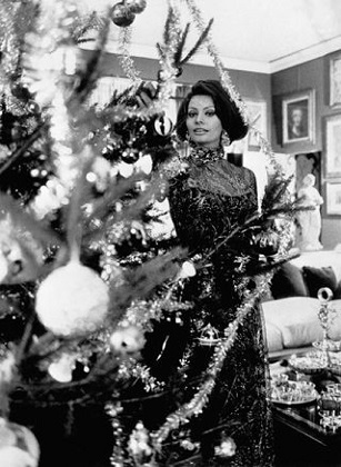 sophia_loren_with_a_christmas_tree
