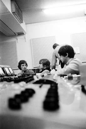 revolver_mick_jagger_in_the_studio_with_john_lennon_and_pauk_mccartney