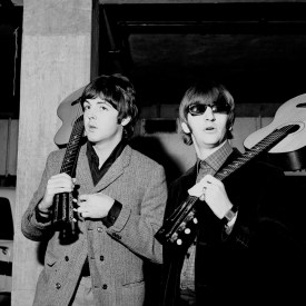 revolver_paul_mccartney_and_ringo_starr_with_acoustic_guitars